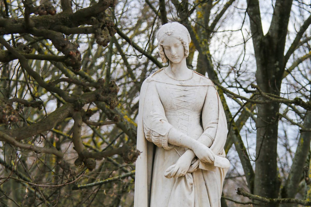 Statue of Laura de Noves, the inspiration behind Francesco Petrarca's celebrated work, the Canzoniere