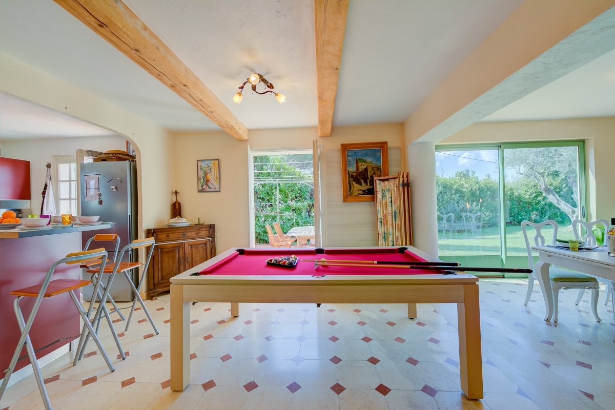 The sunny living room with pool table of the charming villa Maison Marine in Antibes, ID 6538 